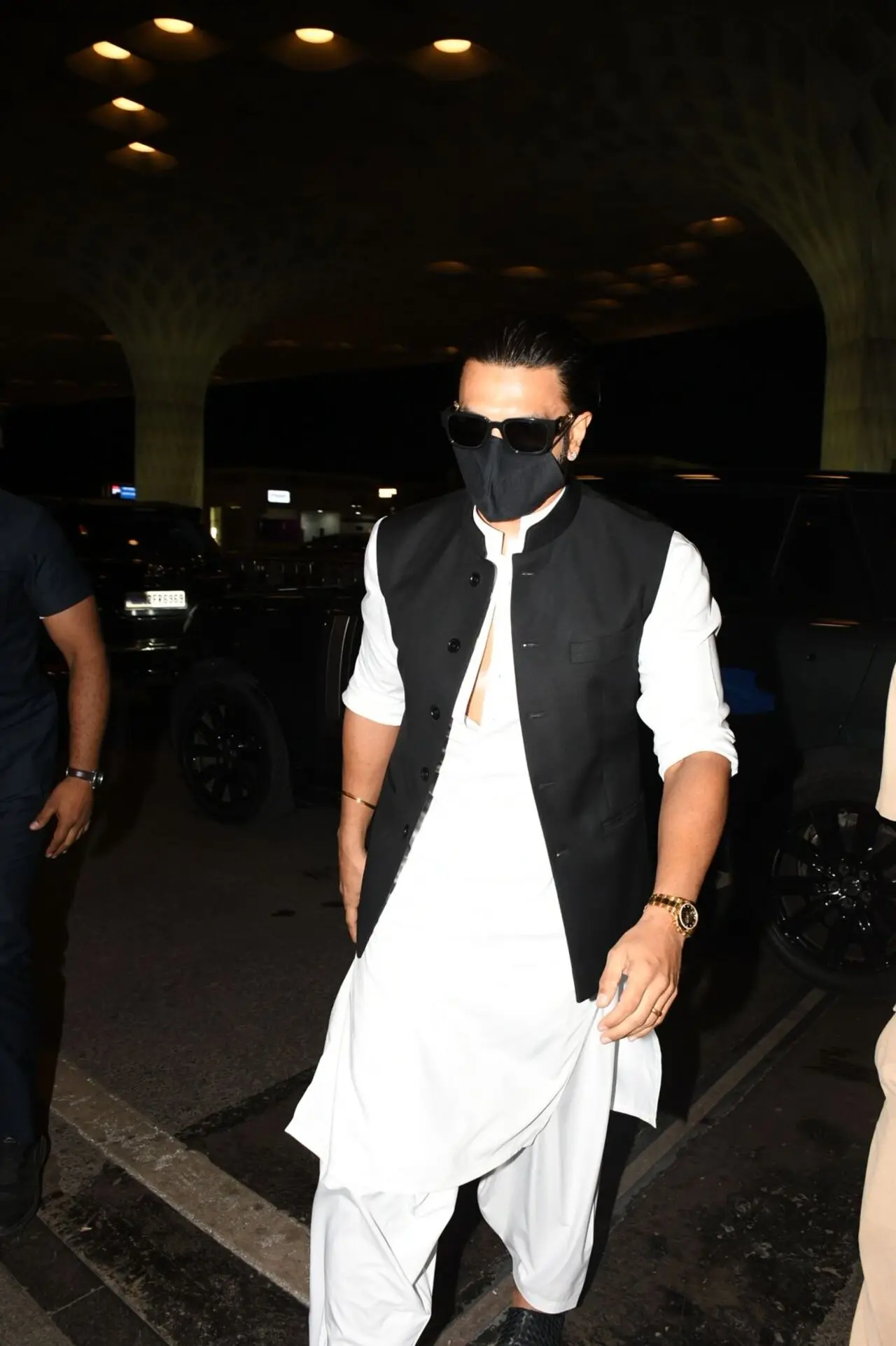 No members to work with Ranveer Singh&nbsp;
Ashoke Pandit has urged producers to extend their support to the move until the dispute is formally resolved. "This implies that none of our workers or members, across all crafts, will work on any of his projects...We have requested all producers to take a stand, to join us in solidarity, to speak out against this conduct, and to take a firm decision. We believe that this is a negative trend, a precedent that must not be allowed to take root..," he explained
